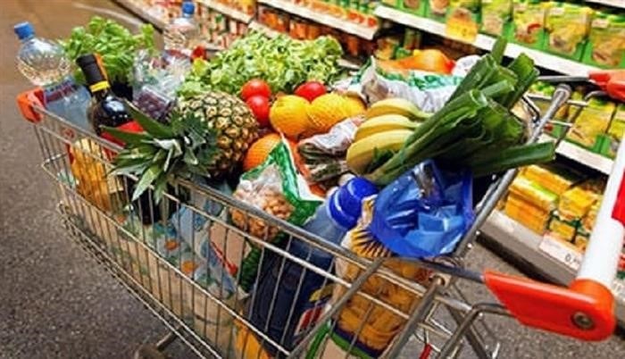 Коляска с продуктами в магазине