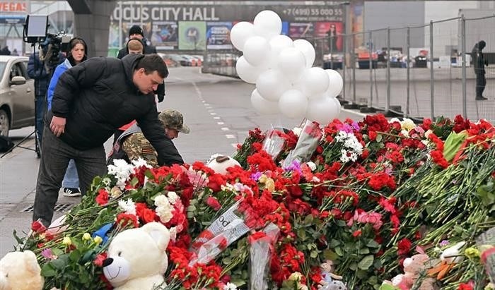 На следующий день после трагедии возле «Крокус Сити Холла» был установлен стихийный мемориал.